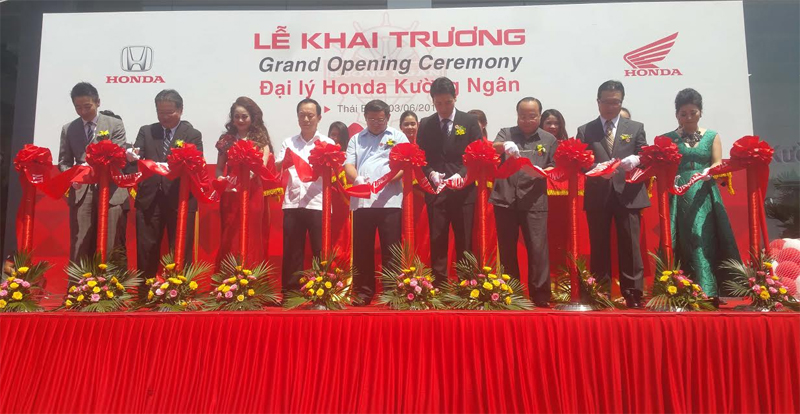 Lãnh đạo UBND tỉnh, thành phố cùng lãnh đạo Công ty Honda Việt Nam, lãnh đạo công ty Kường Ngân thực hiện nghi thức cắt băng khai trương showroom Honda Ô tô Kường Ngân.