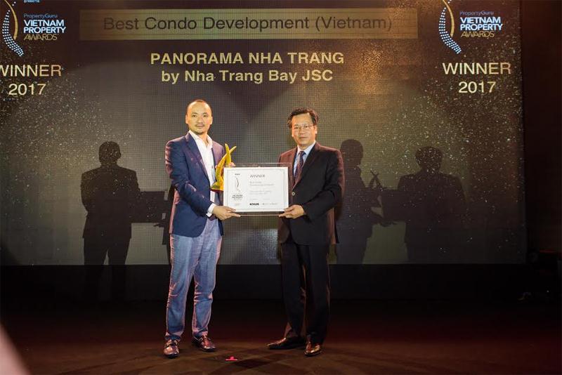 Đại diện Công ty cổ phần Đầu tư Xây dựng Vịnh Nha Trang nhận giải thưởng tại Vietnam Property Award diễn ra vào 2/6.