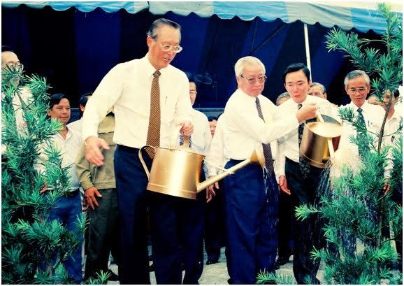 Hai cố thủ tướng Việt Nam và Singapore trồng cây xanh đầu tiên tại VSIP Bình Dương.