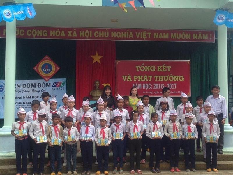 Phát sữa cho các em học sinh trường Nguyễn Văn Trỗi (Kon Tum).