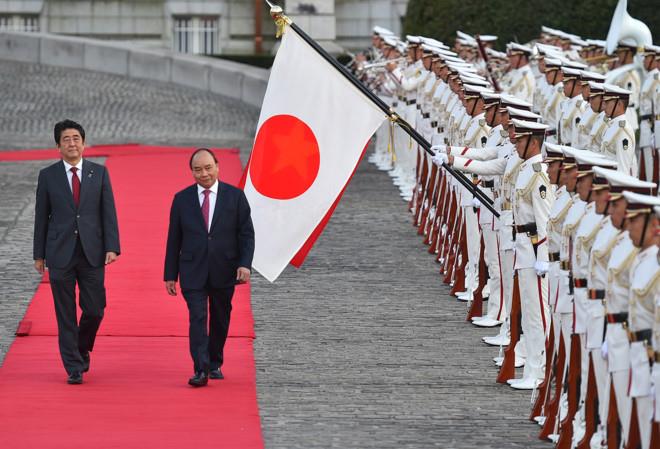 Thủ tướng Nhật Bản Shinzo Abe đón Thủ tướng Nguyễn Xuân Phúc. Sau lễ đón, hai Thủ tướng tiến hành hội đàm. Ảnh: VGP/Quang Hiếu.