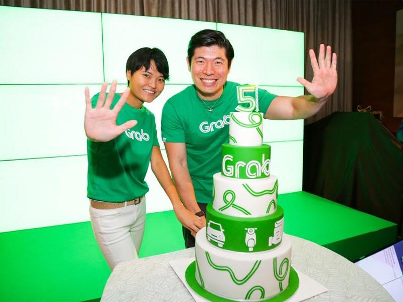 hai đồng sáng lập Grab Anthony Tan and Tan Hooi Ling cùng thổi nến mừng sinh nhật lên 5 của Grab.