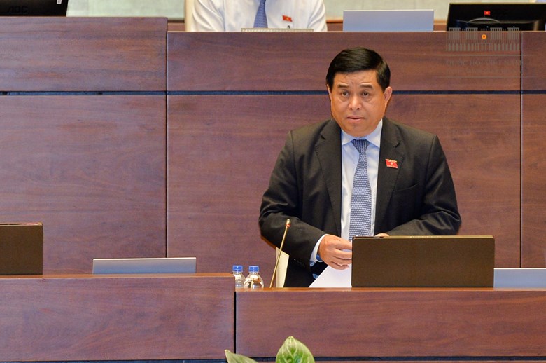 Bộ trưởng Bộ Kế hoạch và Đầu tư Nguyễn Chí Dũng trả lời chất vấn của đại biểu Quốc hội
