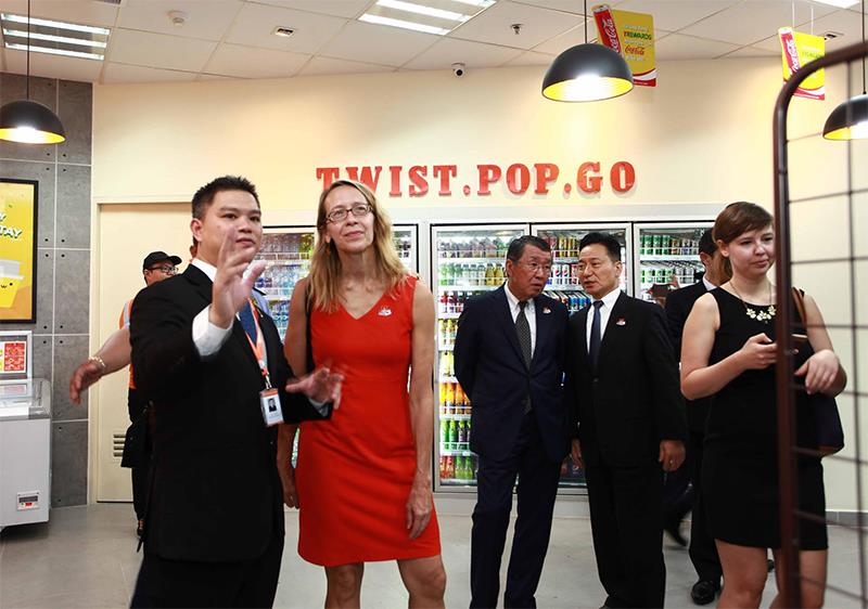 Cửa hàng 7Eleven tự động đầu tiên chính thức có mặt tại Thái Lan bày bán  đủ các mặt hàng ai nhìn vào cũng muốn hốt về ngay