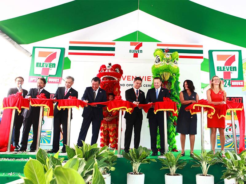 Đại diện lãnh sự quán Hoa Kỳ, lãnh sự quán Nhật Bản, lãnh đạo 7-Eleven tại Nhật Bản, tại Việt Nam... cắt băng khai trương cửa hàng 7-Eleven đầu tiên tại Việt Nam.