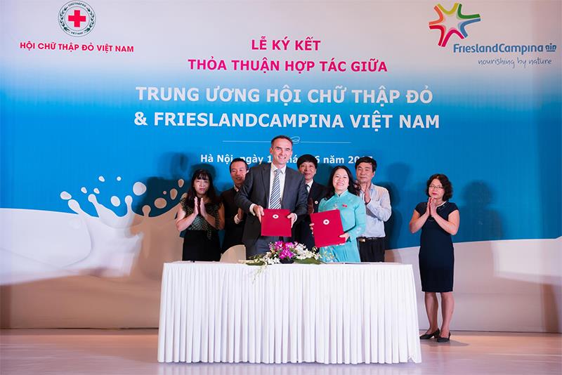 Ký kết hợp tác giữa hội chữ thập đỏ Việt Nam và công ty FrieslandCampina Việt Nam.