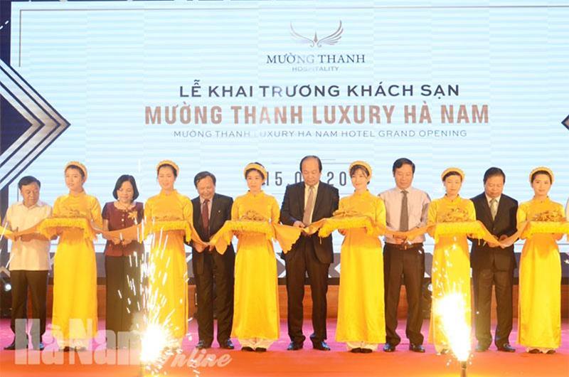 Cắt băng khai trương khách sạn Mường Thanh Luxury Hà Nam.
