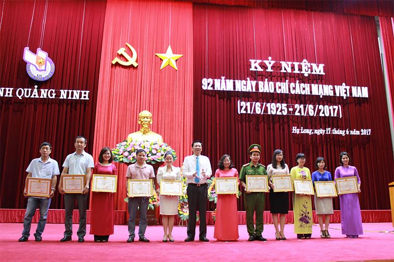 Ông Nguyễn Văn Đọc, Bí thư tỉnh Ủy trao giải nhất cho các tác giả có tác phẩm đạt giải báo chí của tỉnh. Ảnh: Thanh Sơn