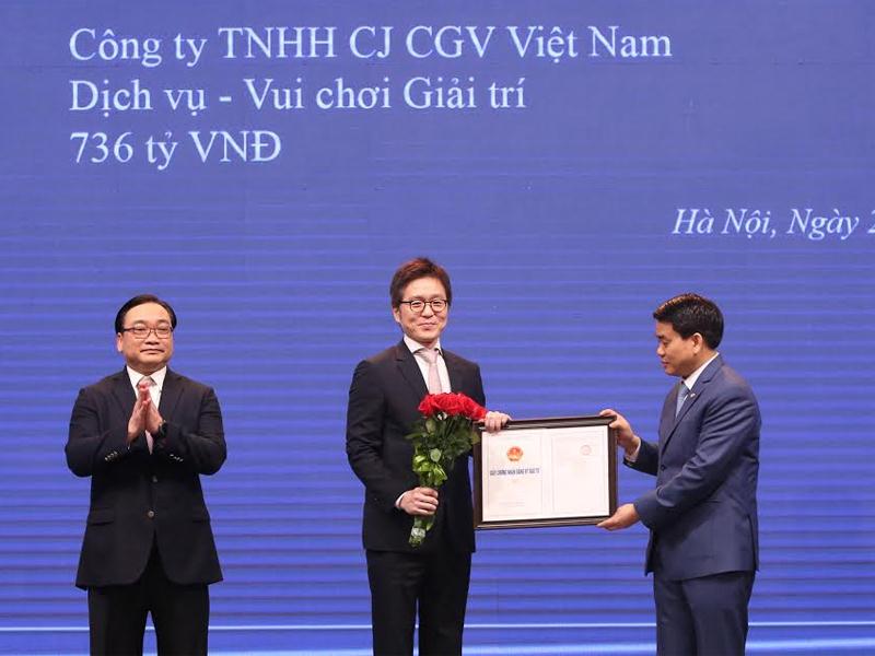 Ông Tommy Sim nhận Chứng nhận đầu tư từ ông Nguyễn Đức Chung.