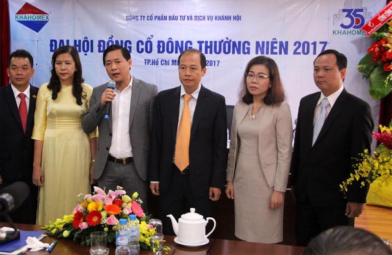 Ông Nguyễn Cao Trí (cầm micro) giữ chức Chủ tịch HĐQT Khahomex nhiệm kỳ 2017-2020. Ảnh: Hồng Phúc