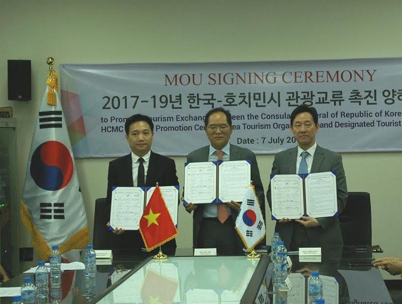 Đại diện Lãnh sự quán Hàn Quốc, Trung tâm Xúc tiến Du lịch  TP.HCM, Tổng Cục Du lịch Hàn Quốc tại buổi ký kết.