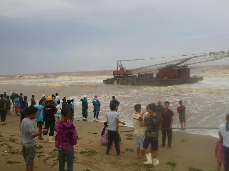 Do sóng to, gió lớn nên lực lượng chức năng chưa thể tiếp cận 2 sà lan bị trôi dạt vào bờ biển Thanh Hóa.