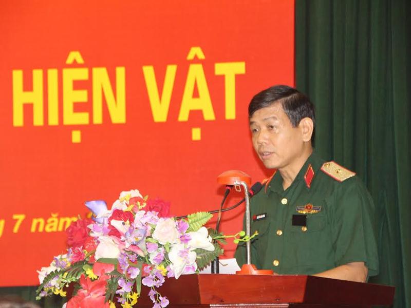 Thiếu tướng TS - Giám đốc Bảo tàng Lịch sử Quân sự Việt Nam Nguyễn Xuân Năng phát biểu cảm ơn.