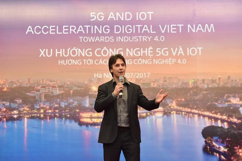 Ông Dennis Brunetti - Tổng giám đốc Ericsson Việt Nam và Myanmar trình diễn công nghệ 5G