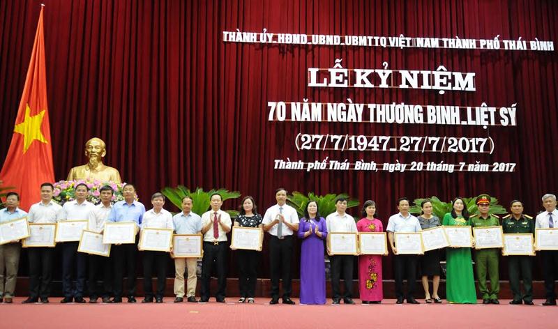 Đại diện các cơ quan, doanh nghiệp trên địa bàn thành phố  Thái Bình ủng hộ quỹ Đền ơn đáp nghĩa.