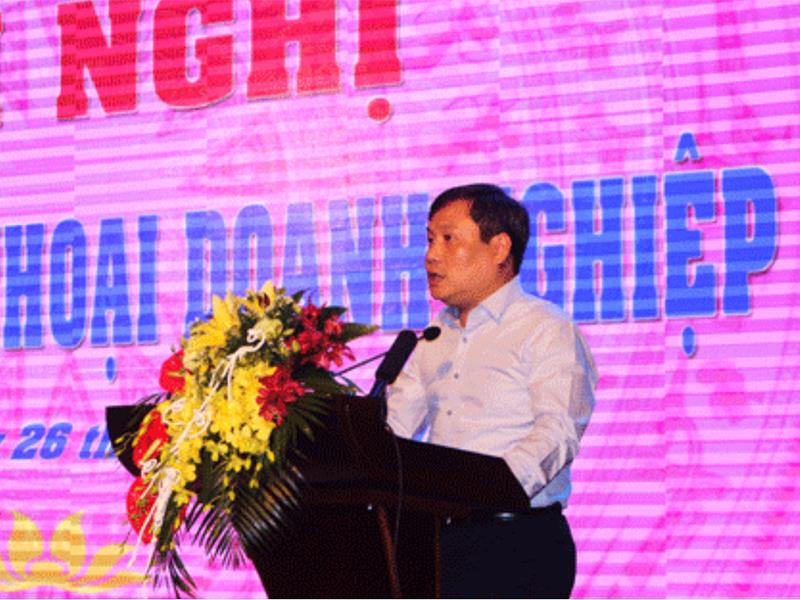 Phó Chủ tịch UBND tỉnh Hà Nam Vũ Đại Thắng báo cáo kết quả hoạt động của doanh nghiệp trên địa bàn tỉnh tại hội nghị.