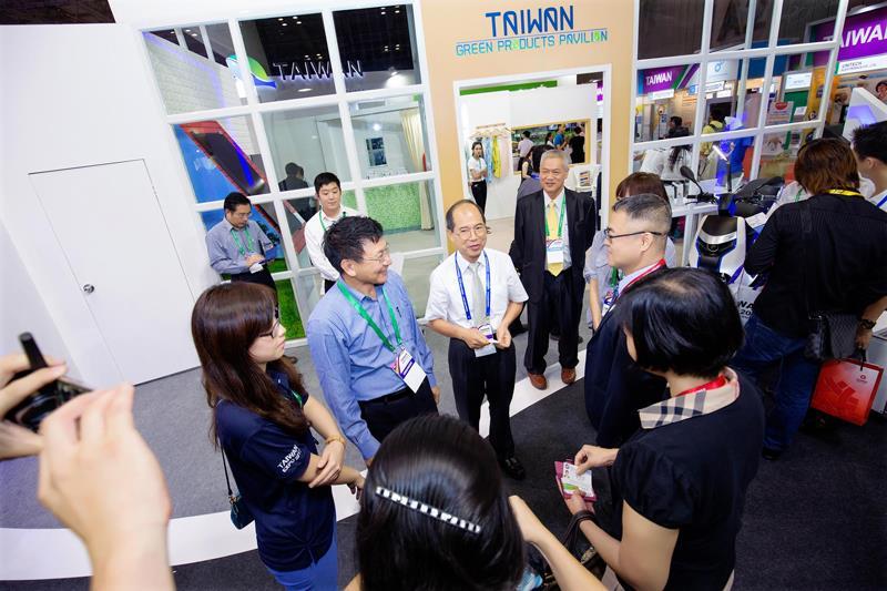 Khách Tham quan khu triển lãm máy móc Đài Loan tại Taiwan Expo  2017.