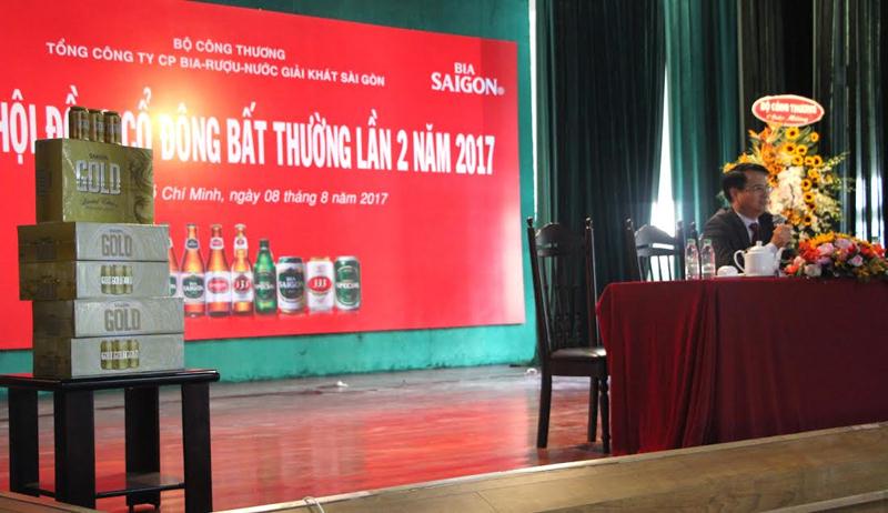 Ông Võ Thanh Hà, Chủ tịch HĐQT Sabeco giới thiệu sản phẩm mới ( 5 thùng bia bên trái). Ảnh: Hồng Phúc