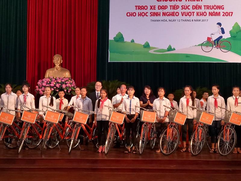 Hàng trăm em học sinh tại Thanh Hóa được nhận xe đạp tiếp sức tới trường trước thềm năm học mới.