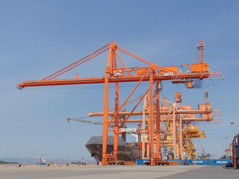 Cần trục hoàn thành vận chuyển ra cầu cảng, có khả năng khai thác các tàu có chiều ngang xếp 14 hàng container, xếp cao 6 container trên mặt boong tàu.