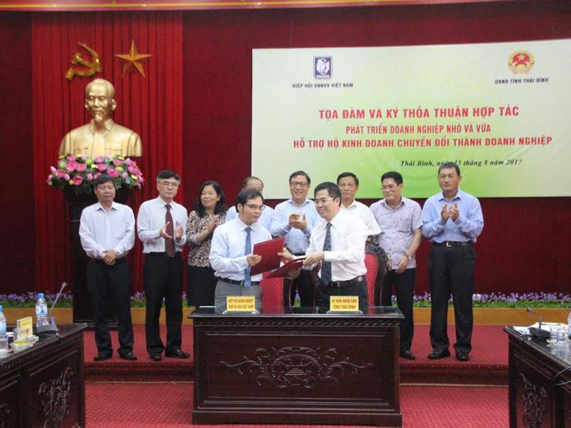 Đại diện lãnh đạo UBND tỉnh Thái Bình và lãnh đạo VINASME ký kết Thỏa thuận hợp tác hỗ trợ hộ kinh doanh chuyển đổi  thành doanh nghiệp tại tỉnh Thái Bình.