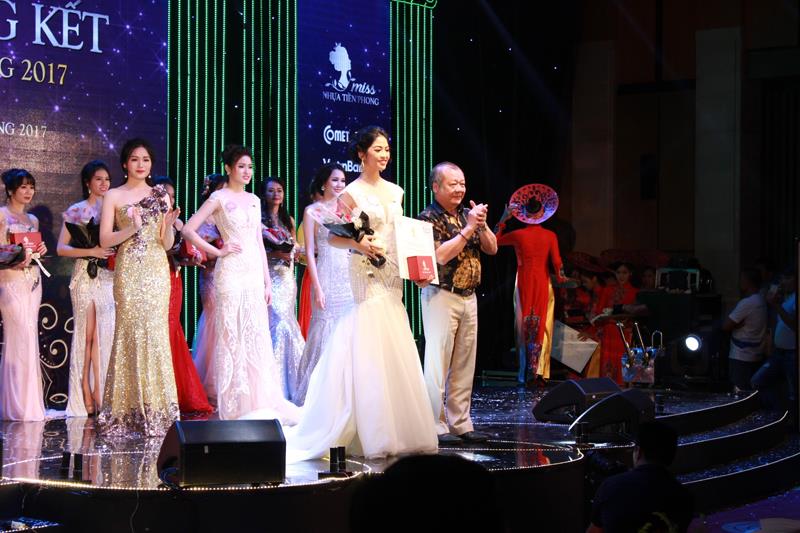 Ông Nguyễn Quốc Trường, Tổng giám đốc của Nhựa Tiền Phong trao thưởng cho Miss Tài năng.