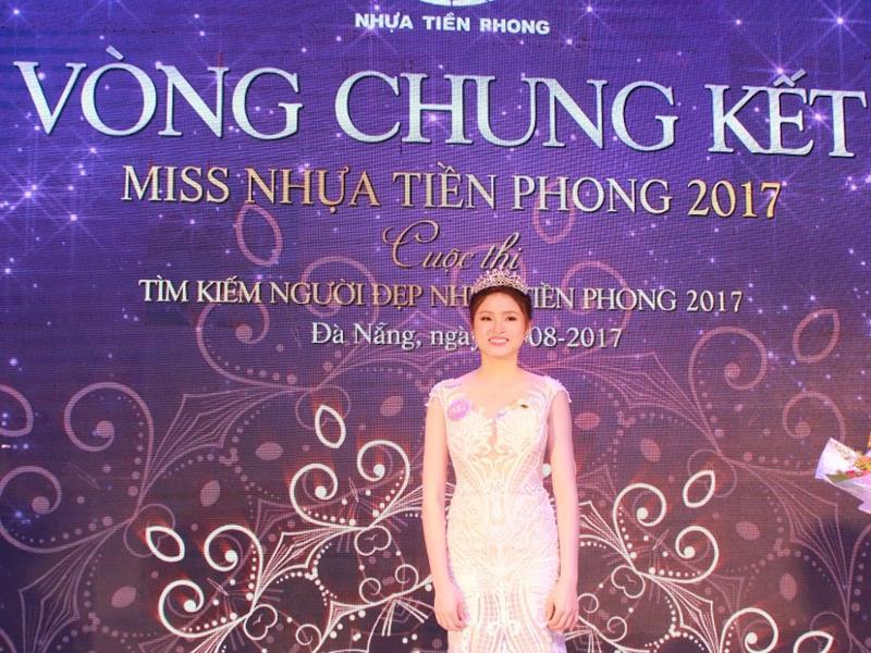 Phạm Hương Linh đăng quang Miss Nhựa Tiền Phong.