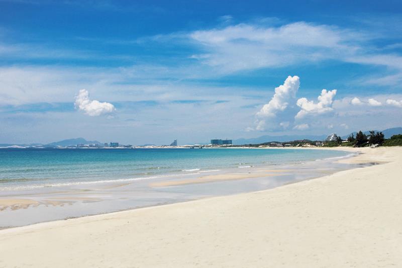 Bãi biển Bãi Dài nổi tiếng với nước biển trong xanh cùng với những bãi cát trắng thoai thoải tuyệt đẹp.