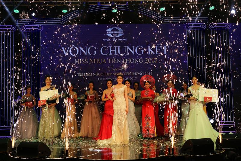 Giây phút đăng quang Miss Nhựa Tiền Phong 2017 của Phạm Hương Linh.