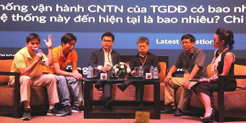 Ông Nguyễn Đức Tài và ông Phạm Văn Trọng (từ trái sang) trong buổi Hội nghị về giải mã hệ thống quản trị công nghệ Thế giới di động vừa được tổ chức sáng nay tại TP.HCM.