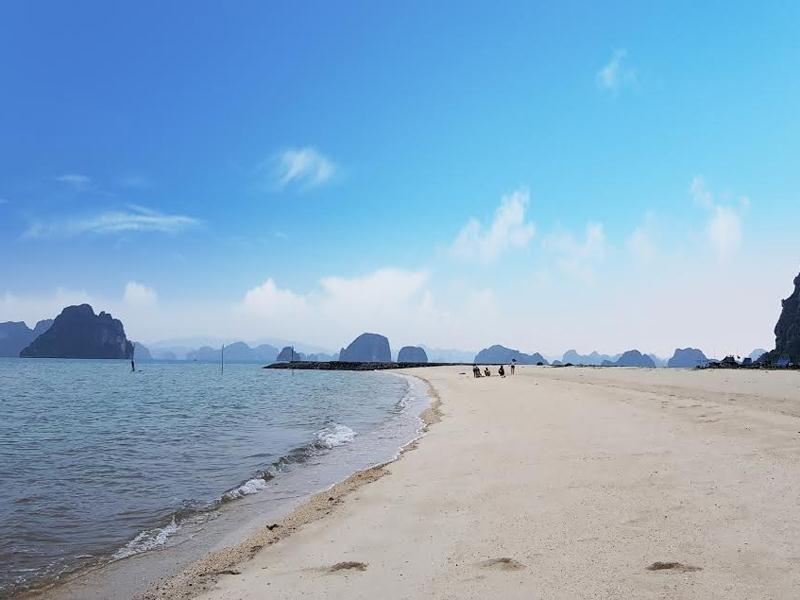 Một góc bãi biển thuộc Khu du lịch sinh thái Bái Tử Long.