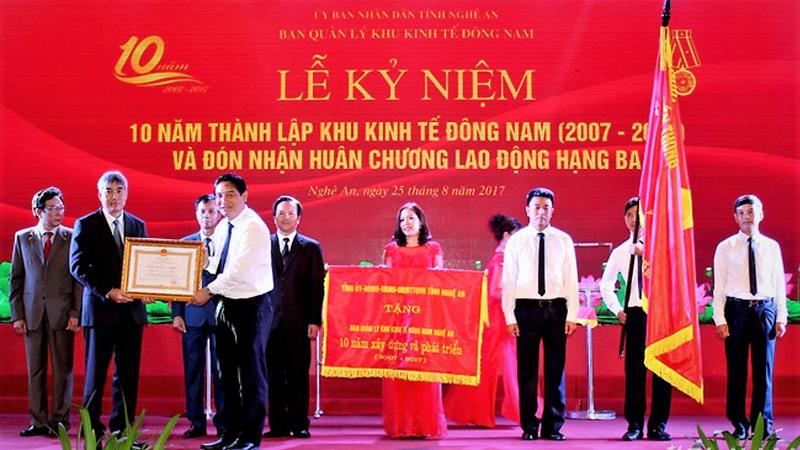 Khu kinh tế Đông Nam Nghệ An đón nhận Huân chương Lao động hạng Ba.