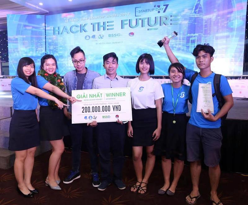 Nguyễn Đắc Phúc và Lê Mai Tùng đồng sáng lập EyeQ Tech (thứ ba từ trái sang) tại buổi Lễ trao giải Startup Wheel 2017  (Nguồn: BSSC)