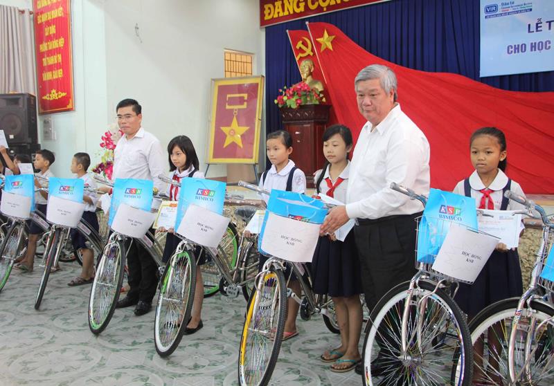 Ông Đặng Minh Hưng, Phó chủ tịch UBND tỉnh Bình Dương và ông Phan Tấn Đạt, Chủ tịch kiêm Tổng giám đốc Công ty ty cổ phần khoáng sản và xây dựng Bình Dương trao học bổng xe đạp.