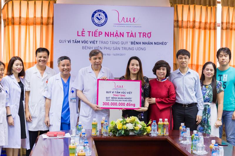 Ba Tran Thi Nhu Trang - Giam doc Quy Vi Tam Voc Viet trao tang 300tr dong cho Quy Vi benh nhan ngheo BV Phu san TW.