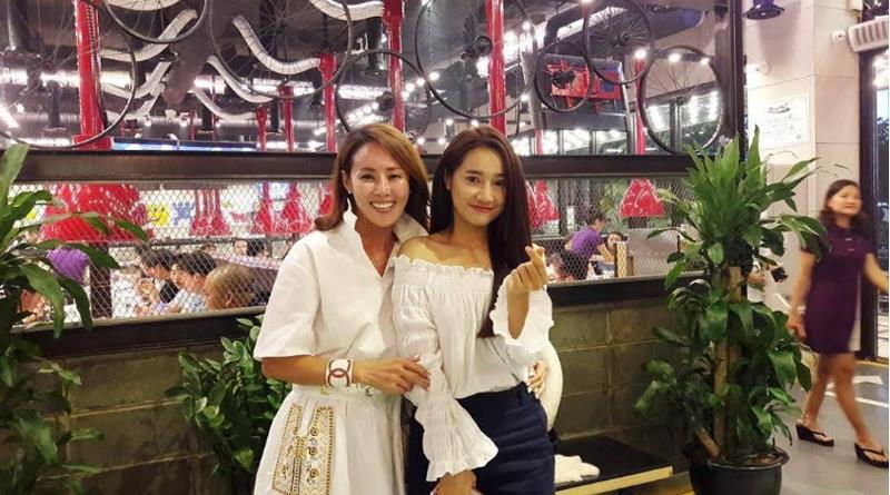 Bà chủ người Hàn của Meat Plus cùng diễn viên Nhã Phương trong lần đoàn phim Tuổi thanh xuân 2 đến ghi hình tại nhà hàng.