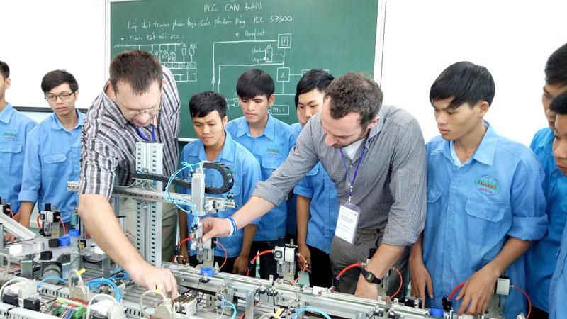 Sinh viên trường Cao đẳng nghề Lilama 2 làm việc trên thiết bị, máy móc do DN Đức tài trợ.