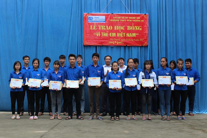 Tổng Biên tập Lê Trọng Minh cùng đoàn  trao học bổng tại Trường THPT Yên Thành III (Nghệ An)