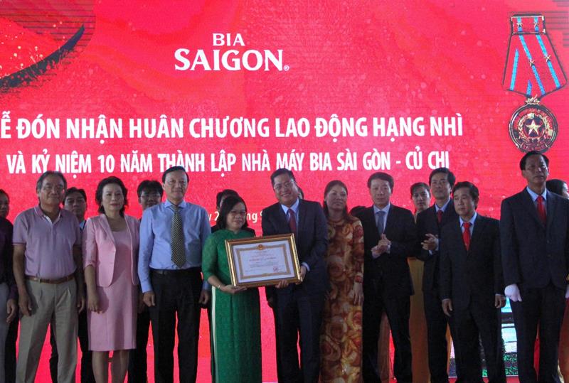 Ông Nguyễn Thành Nam, Tổng giám đốc Sabeco nhận huân chương lao động hạng nhì. Ảnh: Hồng Phúc