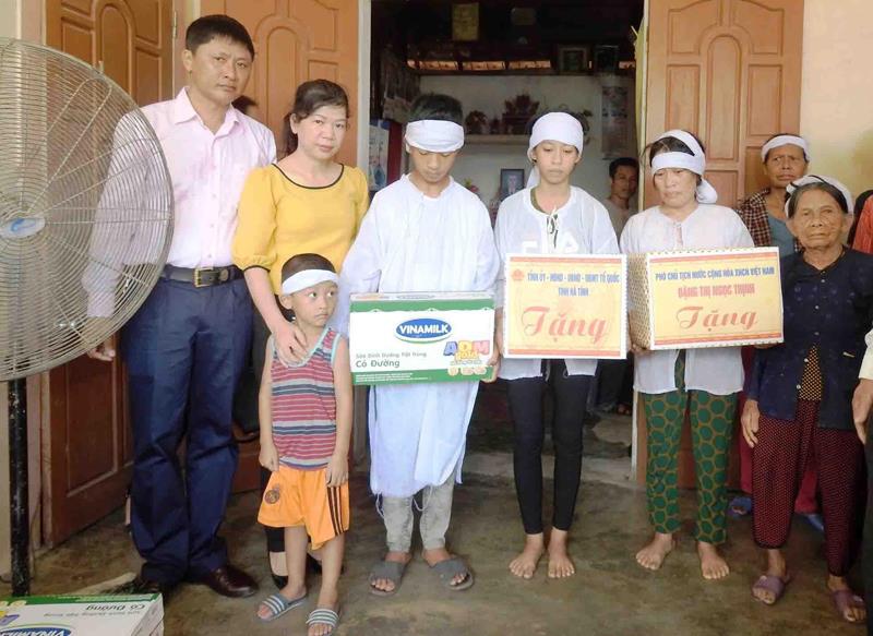 Đoàn công tác tới thăm hỏi và tặng quà gia đình anh Nguyễn Thu Lộc – người đã gặp tai nạn và mất trong quá trình giúp dân khắc phục hậu quả của cơn bão tại tỉnh Hà Tĩnh.