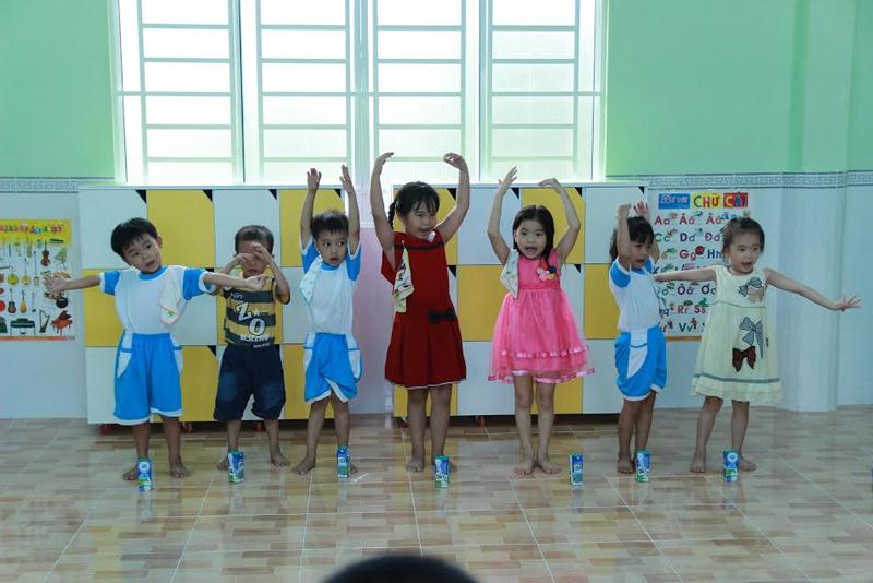 Các em học sinh múa hát trong lớp học mới.