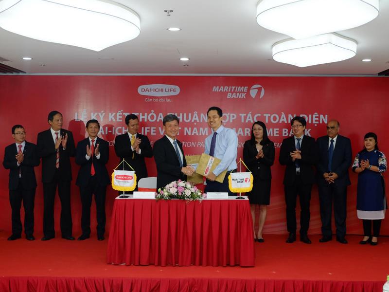 Ông Huỳnh Bửu Quang - TGĐ Maritime Bank và Ông Trần Đình Quân TGĐ Dai-ichi Life VN bắt tay sau khi ký kết thỏa thuận hợp tác.