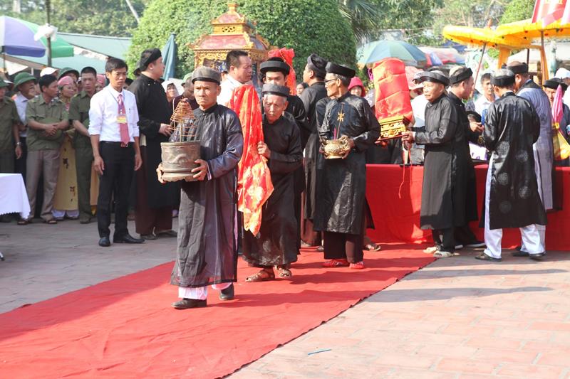 Các bô lão thực hiện nghi lễ yên vị tại lễ hội Đền Đồng Bằng.