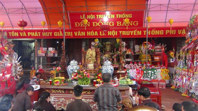 Đông đảo khách thập phương đã về đền Đồng Bằng trước ngày lễ hội