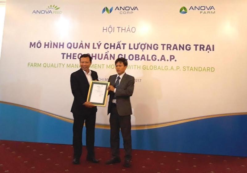 Chú thích ảnh: Ông Tôn Văn Tân (trái) nhận giấy chứng nhận Global GAP.