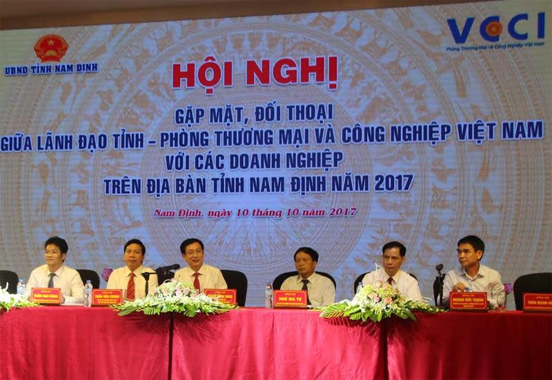 Chủ tịch UBND tỉnh Nam Định Phạm Đình Nghị cùng lãnh đạo tỉnh Nam Định gặp mặt đối thoại với 500 doanh nghiệp trên địa bàn tỉnh năm 2017.
