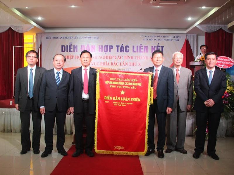 HHDN tỉnh Thái Bình trao cờ đăng cai tổ chức diễn đàn hợp tác, liên kết, phát triển Hiệp hội doanh nghiệp các tỉnh, thành phố khu vực phía Bắc lần thứ XI - năm 2018 cho HHDN tỉnh Quảng Ninh.