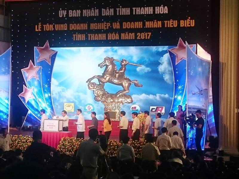 Khai mạc Lễ tôn vinh doanh nghiệp và doanh nhân tại Thanh Hóa năm nay không có chương trình ca nhạc như thường lệ, thay vào đó các doanh nghiệp doanh nhân quyên góp hơn 5 tỷ đồng lời kêu gọi ủng hộ đồng bào lũ lụt.