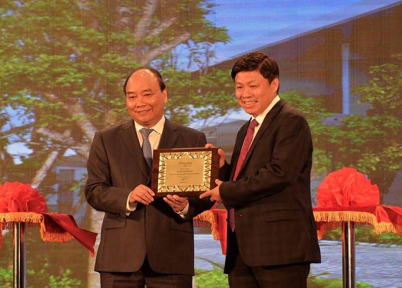 Thủ Tướng Nguyễn Xuân Phúc trao kỷ niệm chương chúc mừng cho đại diện lãnh Sovico Holdings.