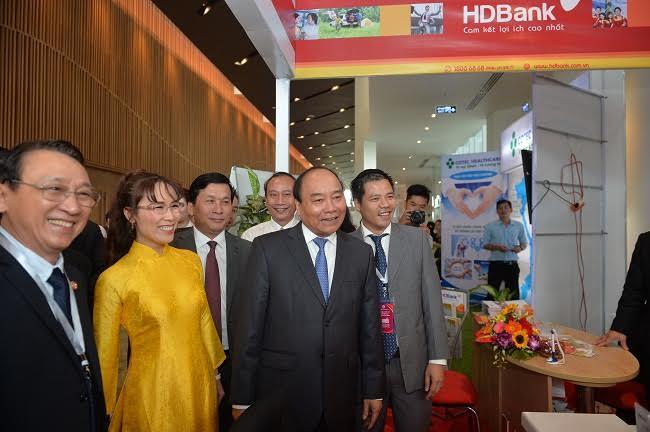 Thủ tướng Nguyễn Xuân Phúc đến thăm gian hàng HDBank tại diễn đàn. HDBank đã xây dựng mô hình phòng giao dịch hoạt động như trong hệ thống HDBank.